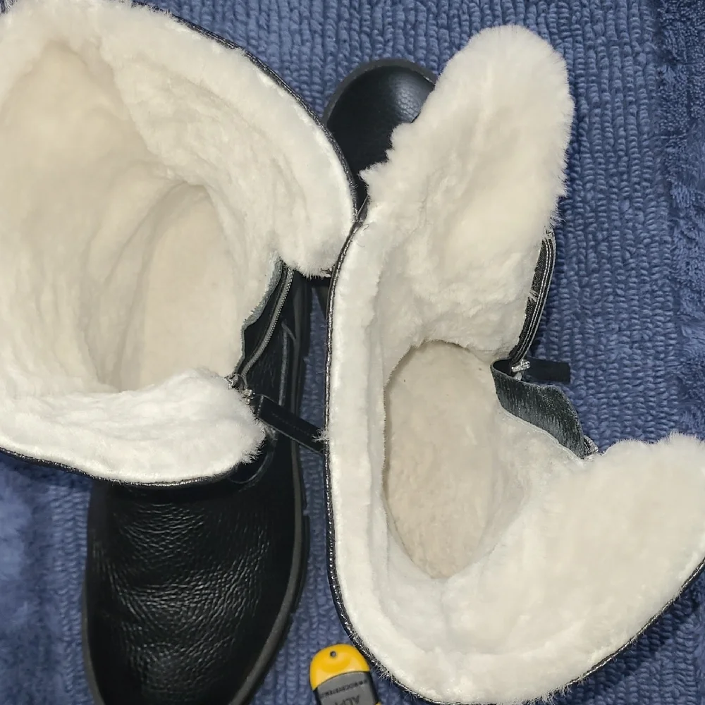 Black Leather, Faux-Fur Lined Women's Winter Zip Boots, U.S. Size 8 - Picture 10 of 15